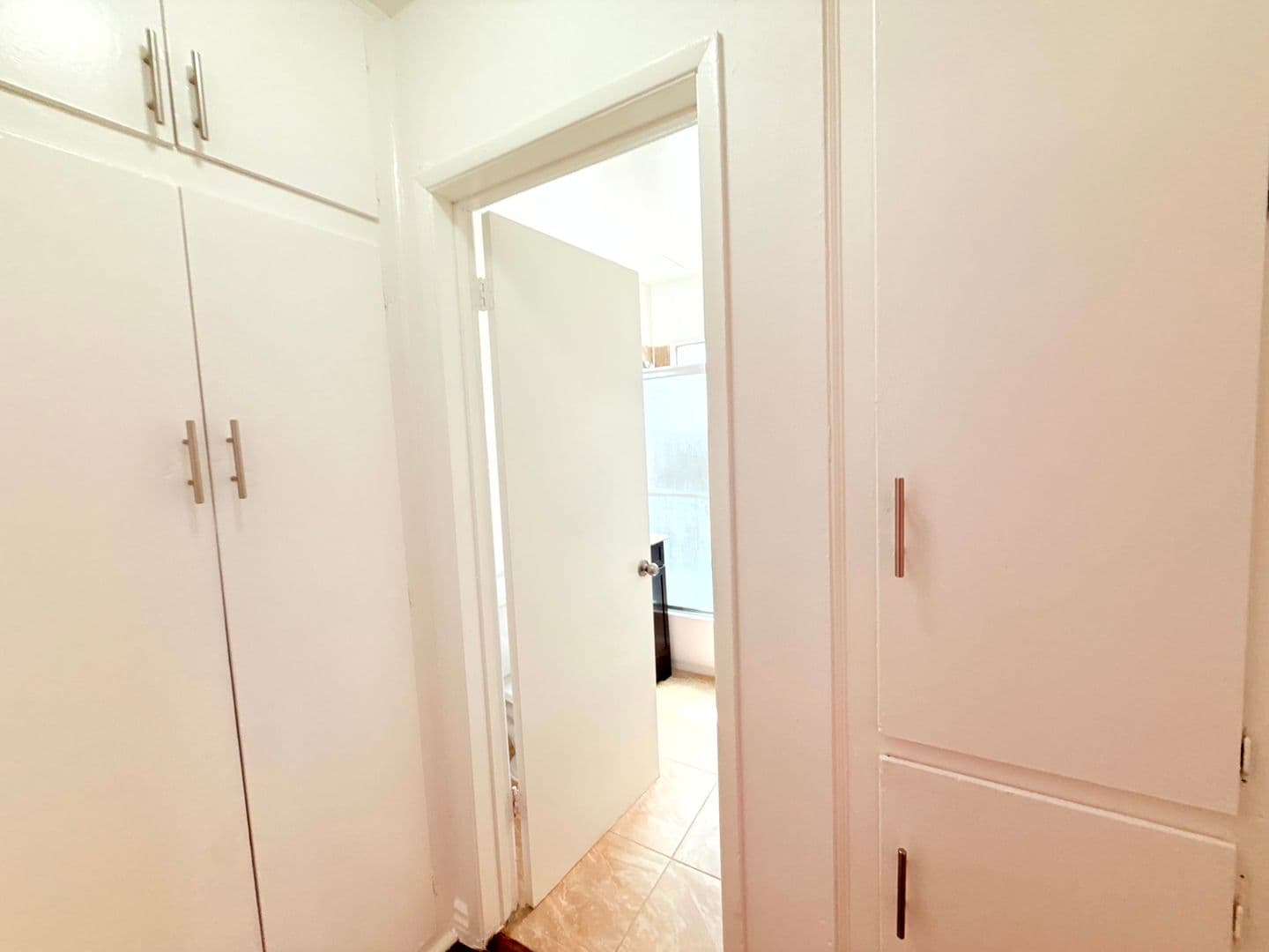 Los Angeles Apartment: 4948 Rosewood Avenue