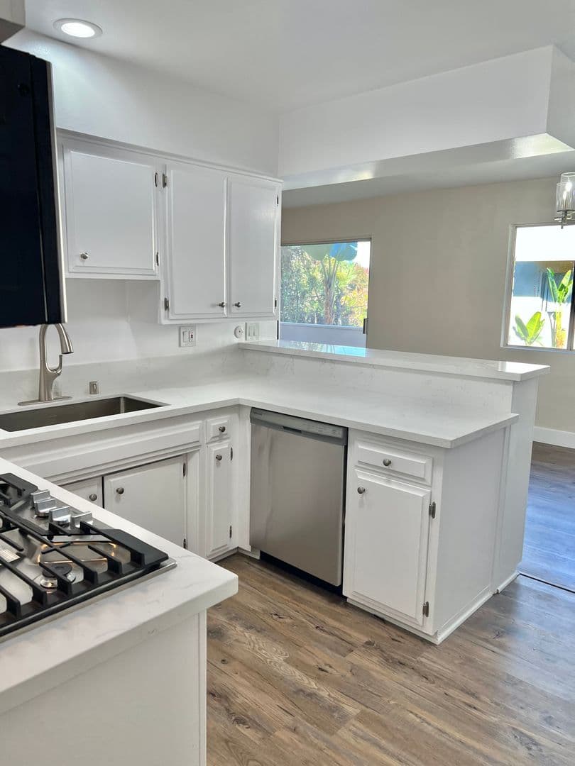 Sherman Oaks Apartment: 4647 Vista Del Monte