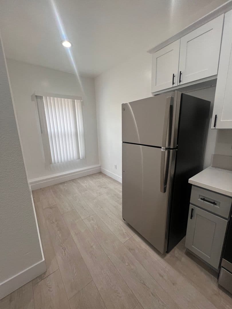 Los Angeles Apartment: 676 Shatto Place