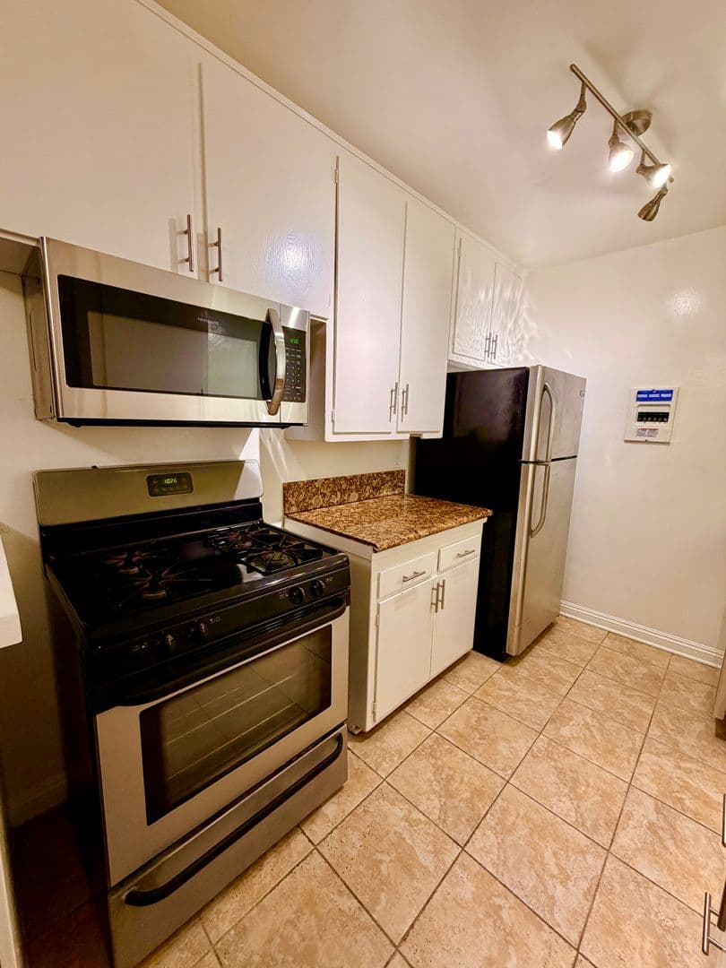 Los Angeles Apartment: 956 Wilcox Avenue