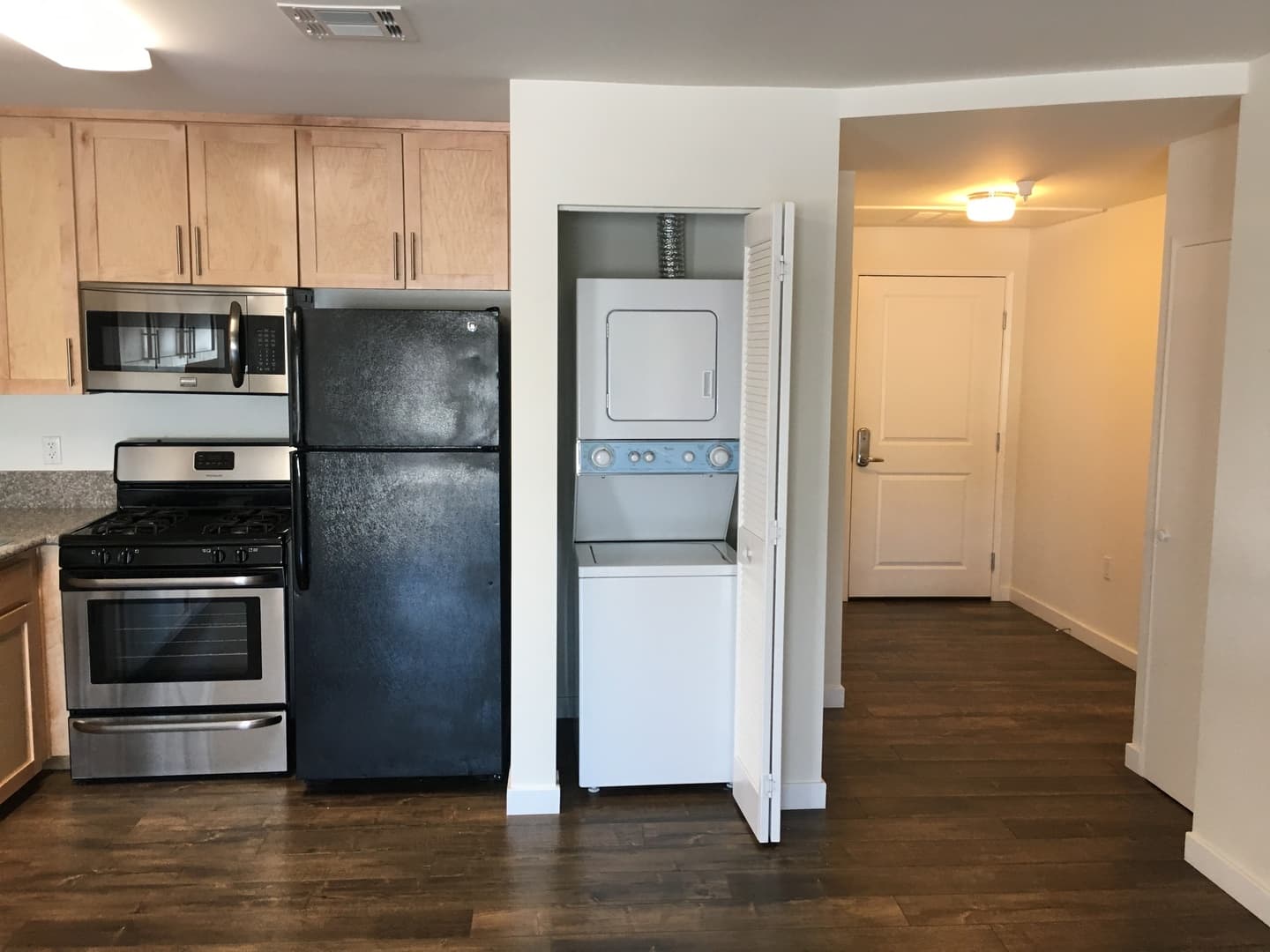 Canoga Park Apartment: 6816 Independence Ave