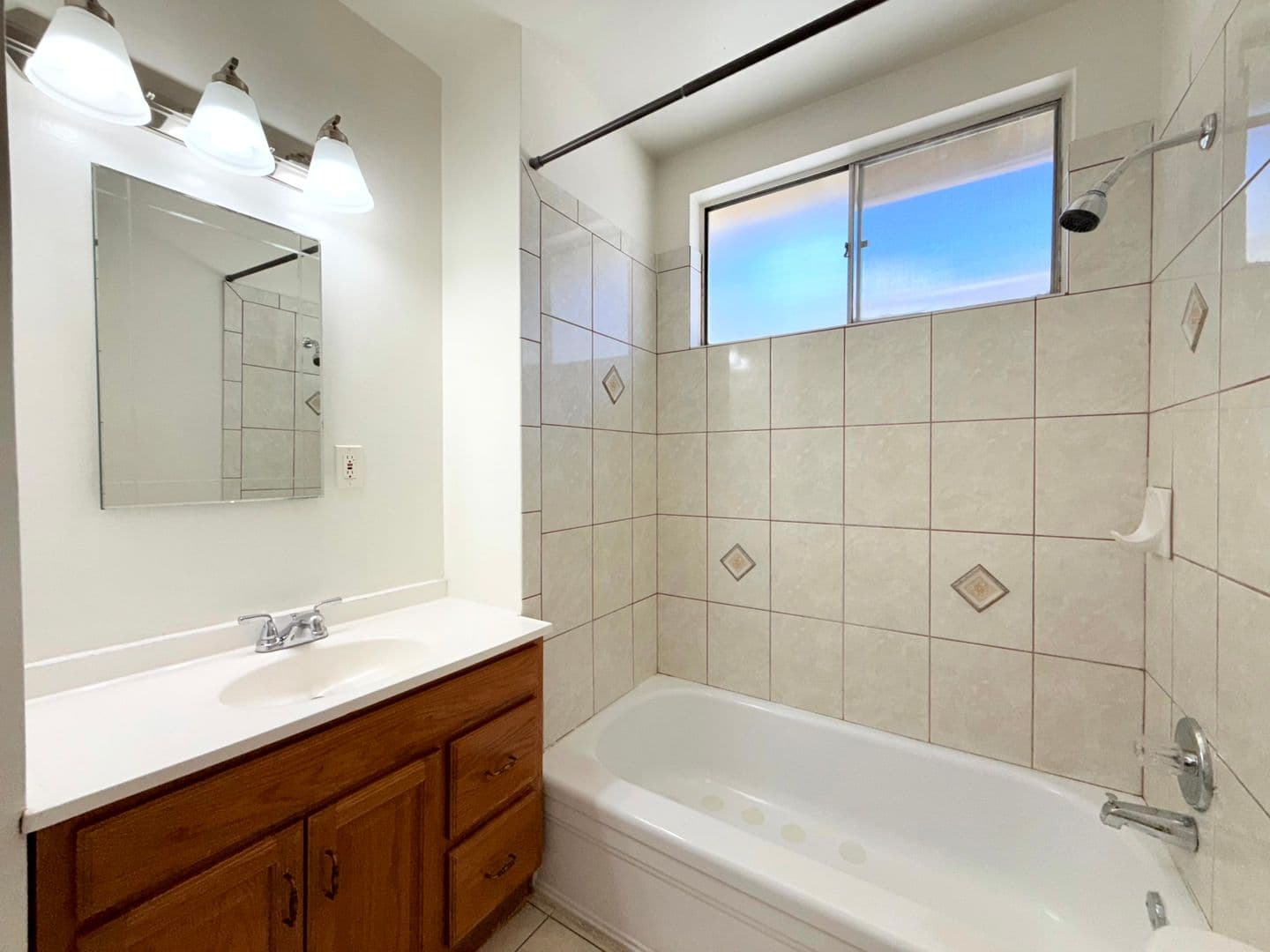 Van Nuys Apartment: 5748 Hazeltine Ave.