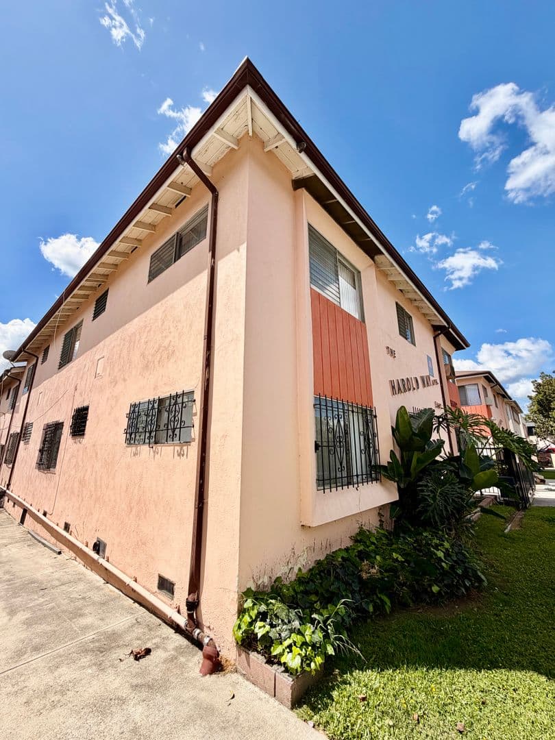 Los Angeles Apartment: 5612 Harold Way