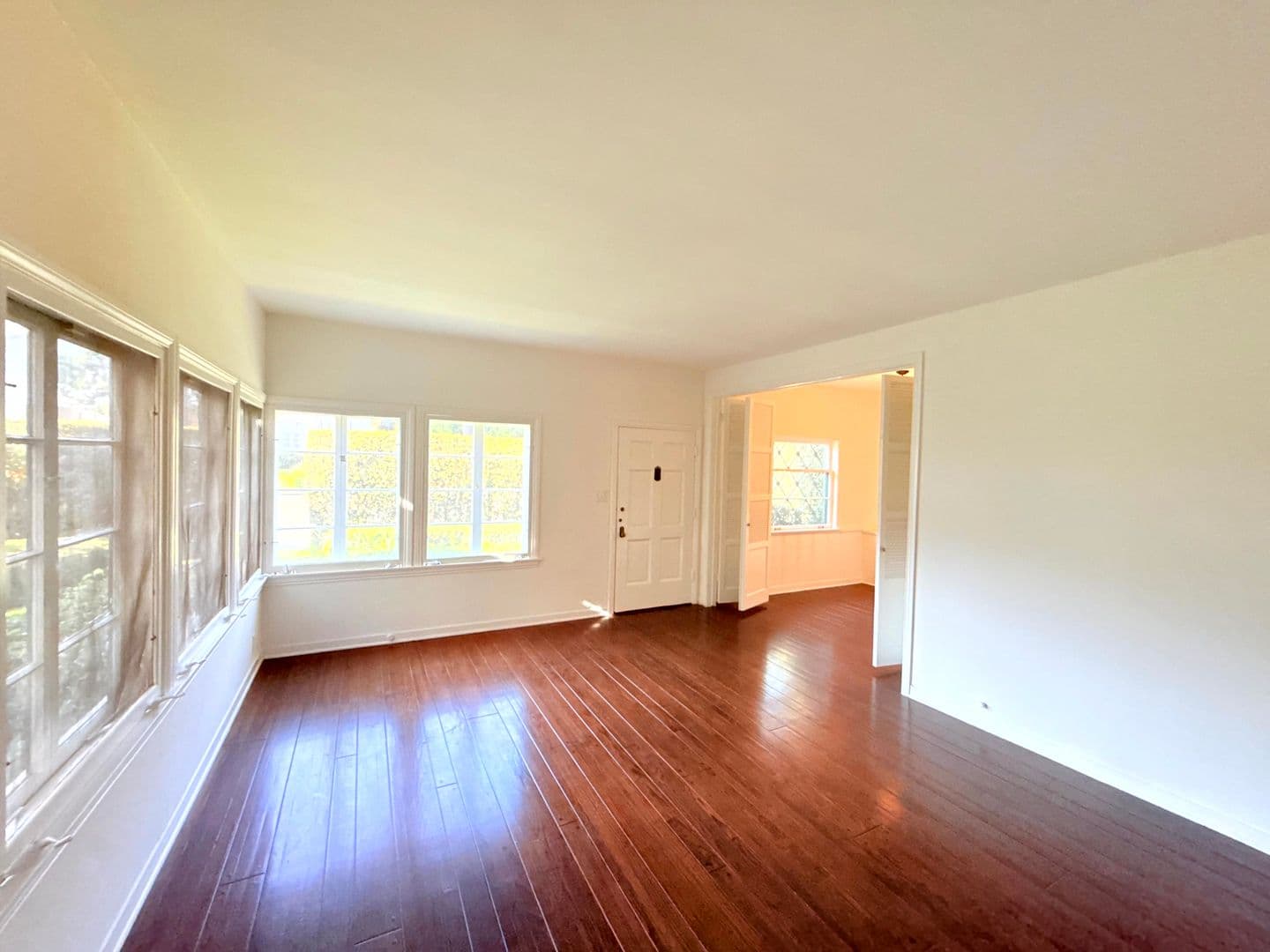 Los Angeles Apartment: 7660 Hollywood Boulevard