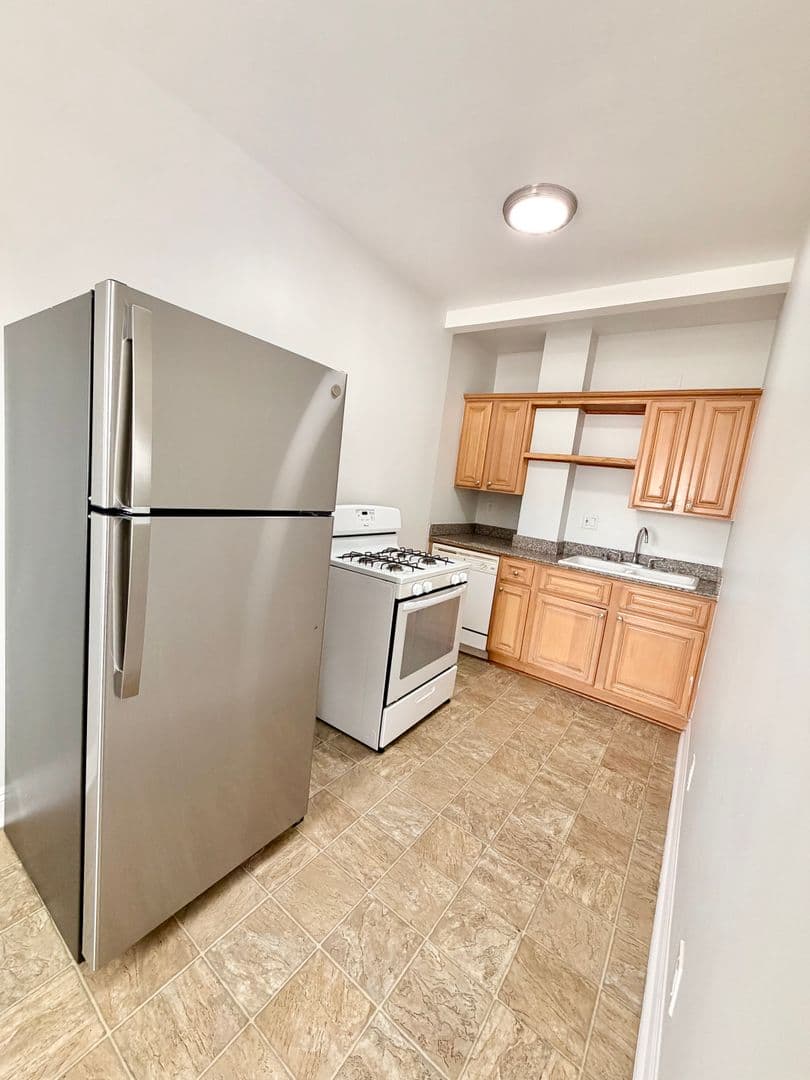 Los Angeles Apartment: 676 Shatto Place