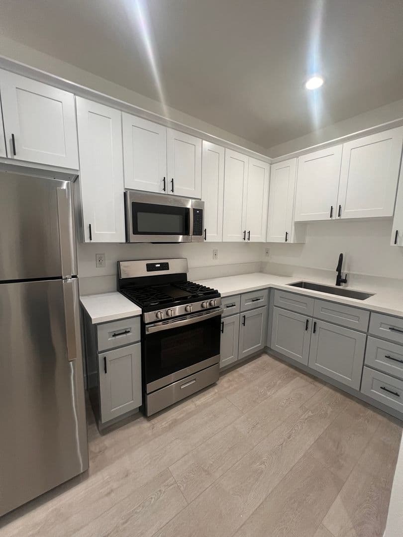 Los Angeles Apartment: 676 Shatto Place