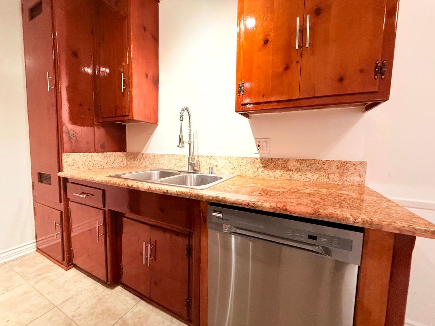 Los Angeles Apartment: 6543 La Mirada Avenue