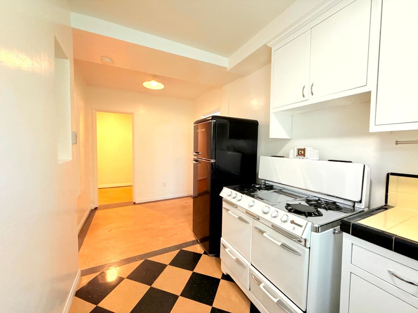 Los Angeles Apartment: 3919 W. 8th Street