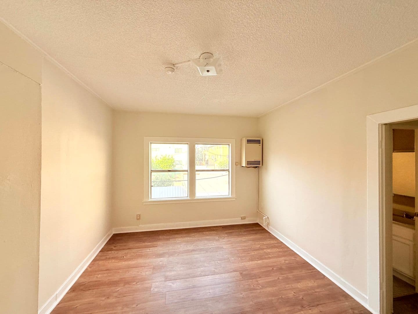 Los Angeles Apartment: 1614 N. Kenmore Avenue