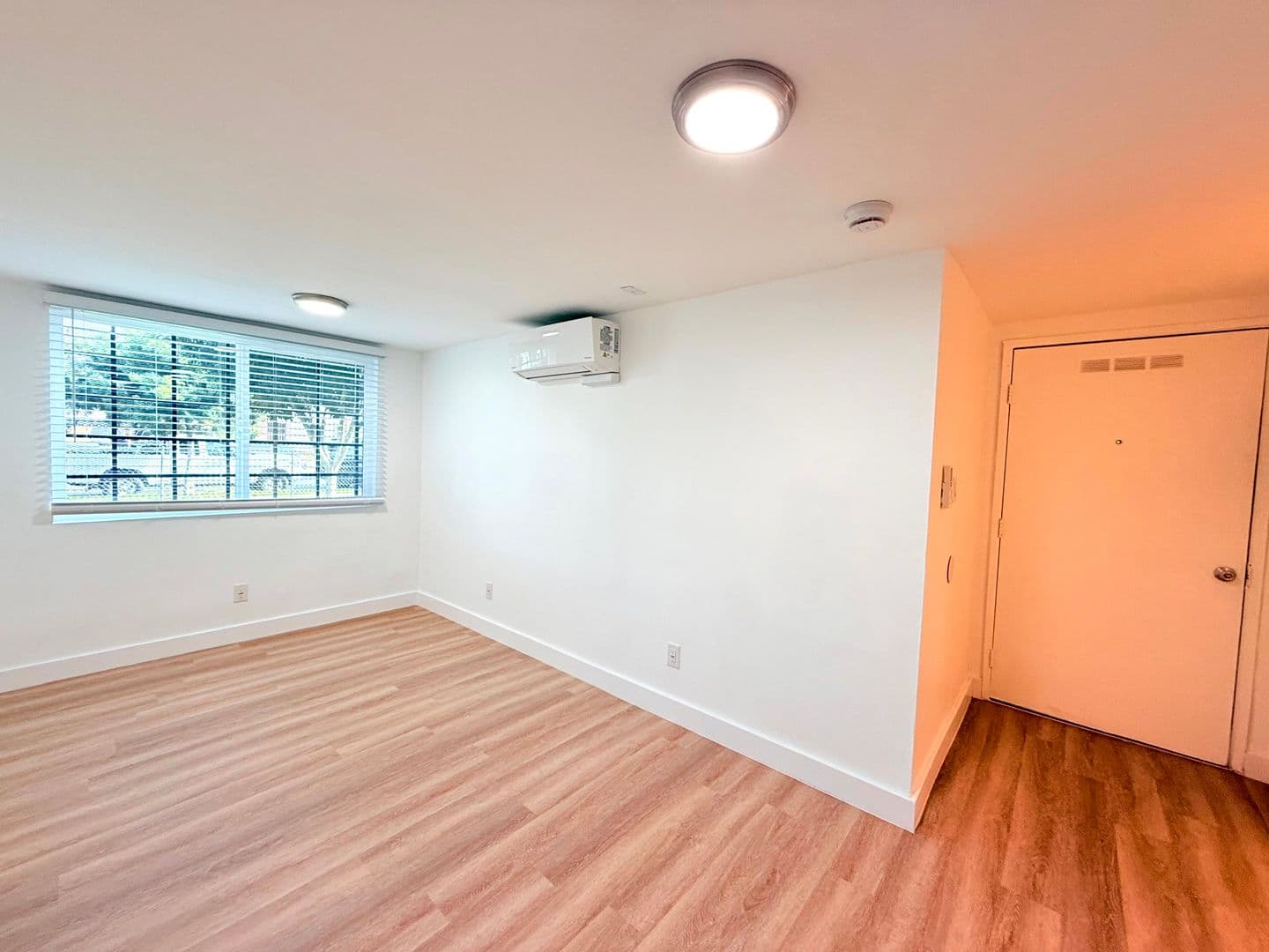 Los Angeles Apartment: 1715 Westmoreland Blvd