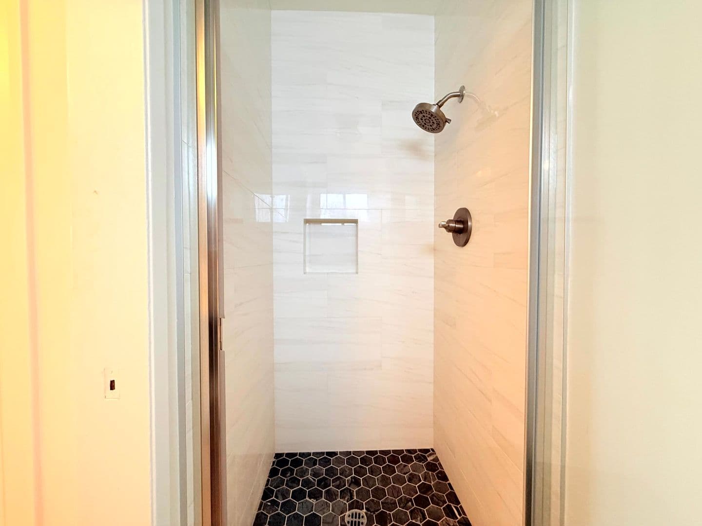 Los Angeles Apartment: 1275 Barry Avenue