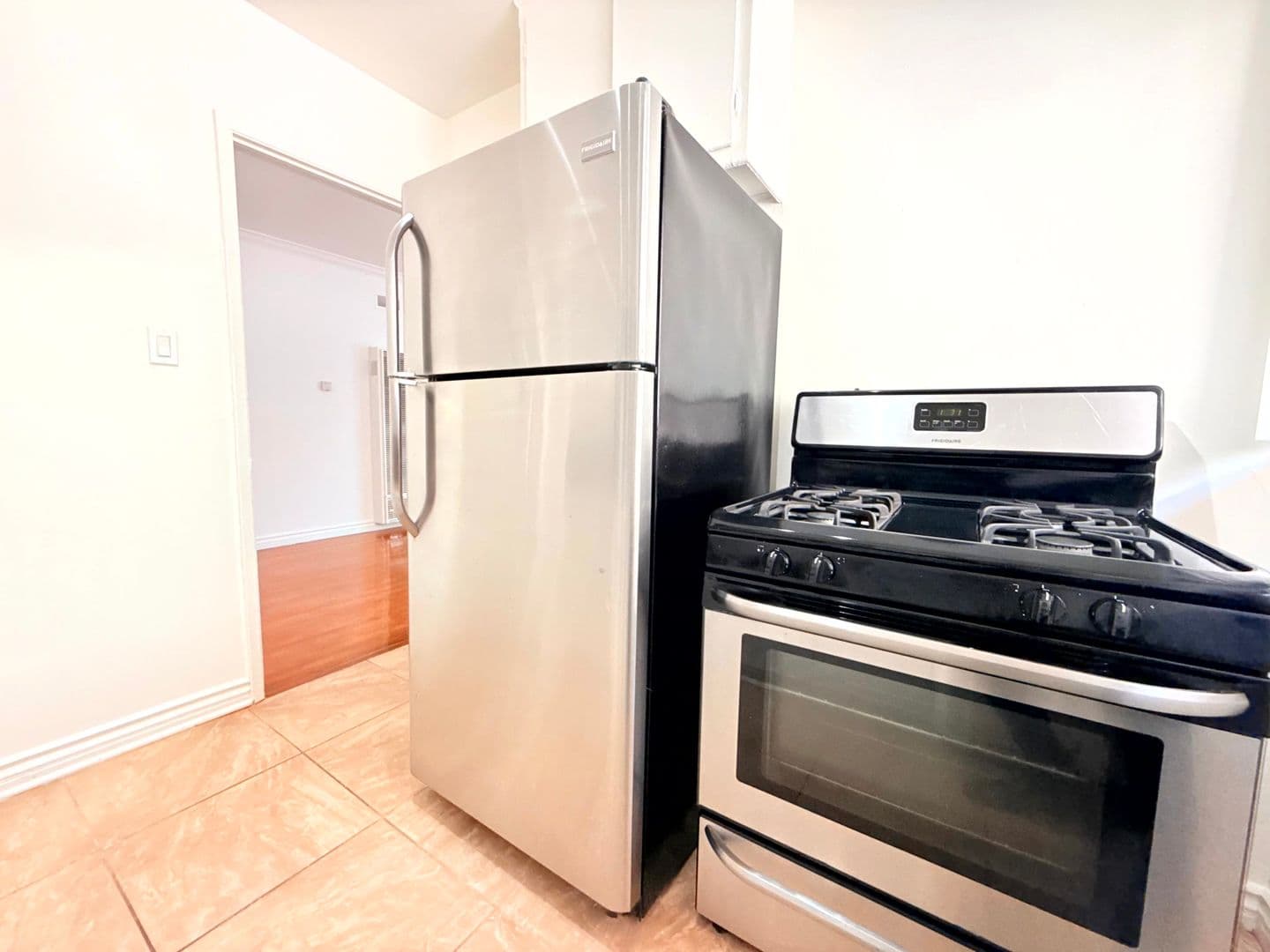 Los Angeles Apartment: 4948 Rosewood Avenue