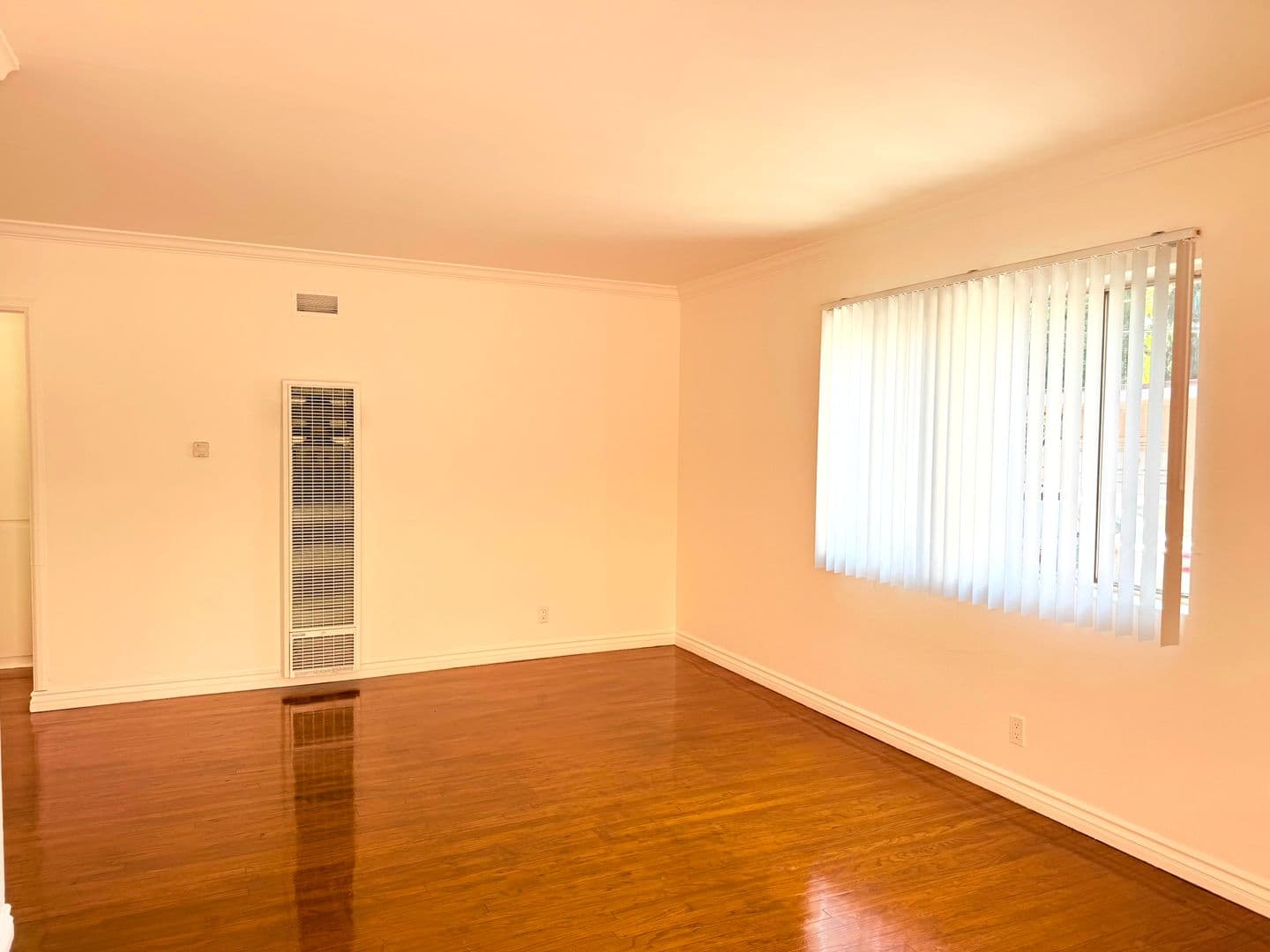 Los Angeles Apartment: 4948 Rosewood Avenue