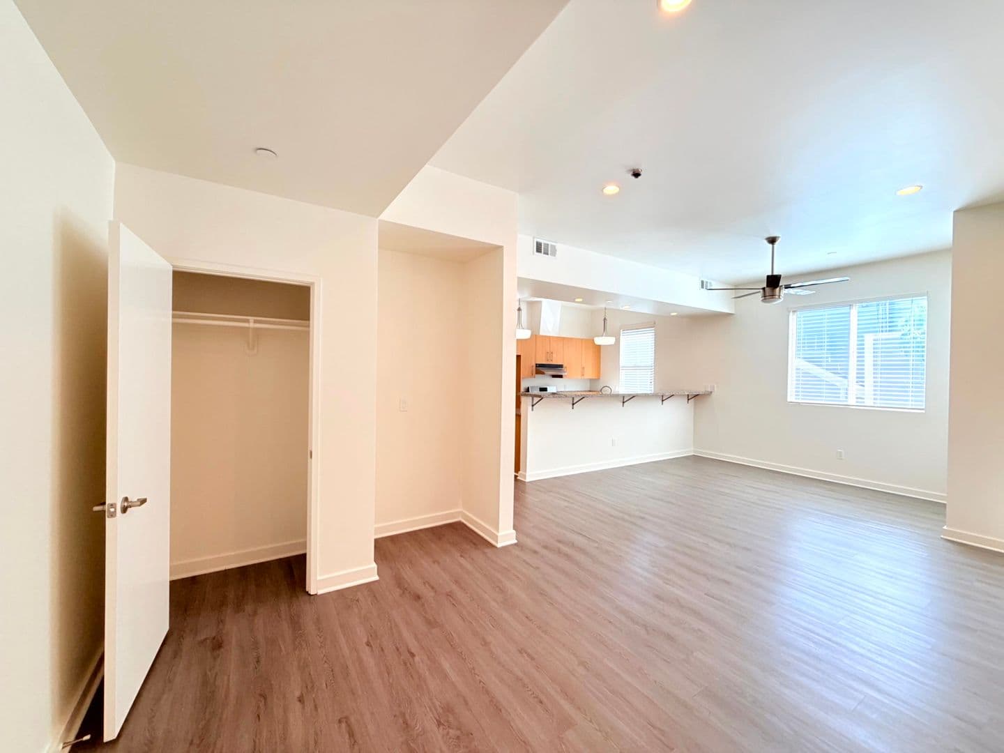 Van Nuys Apartment: 6428 Woodley Avenue