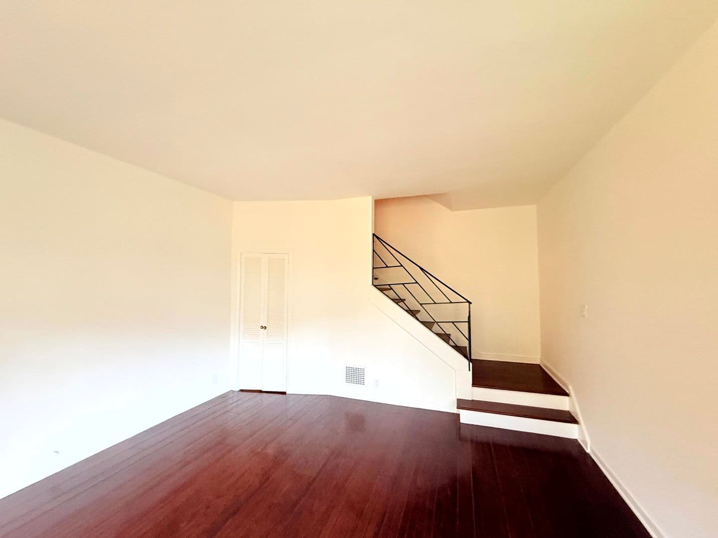 Los Angeles Apartment: 7660 Hollywood Boulevard