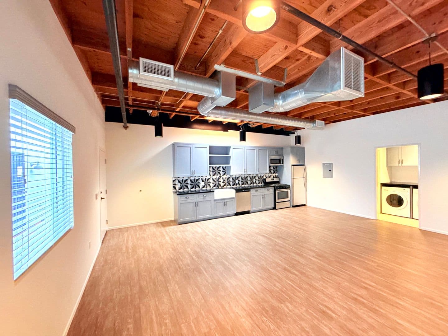 Los Angeles Apartment: 2311 Pasadena Avenue
