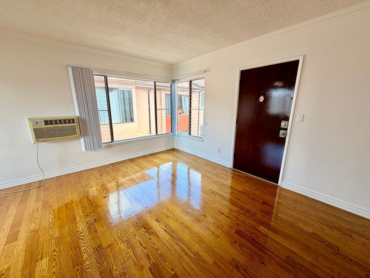 Los Angeles Apartment: 5612 Harold Way