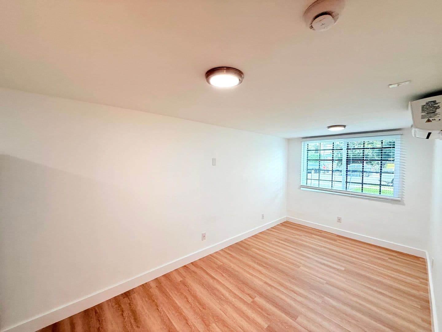 Los Angeles Apartment: 1715 Westmoreland Blvd