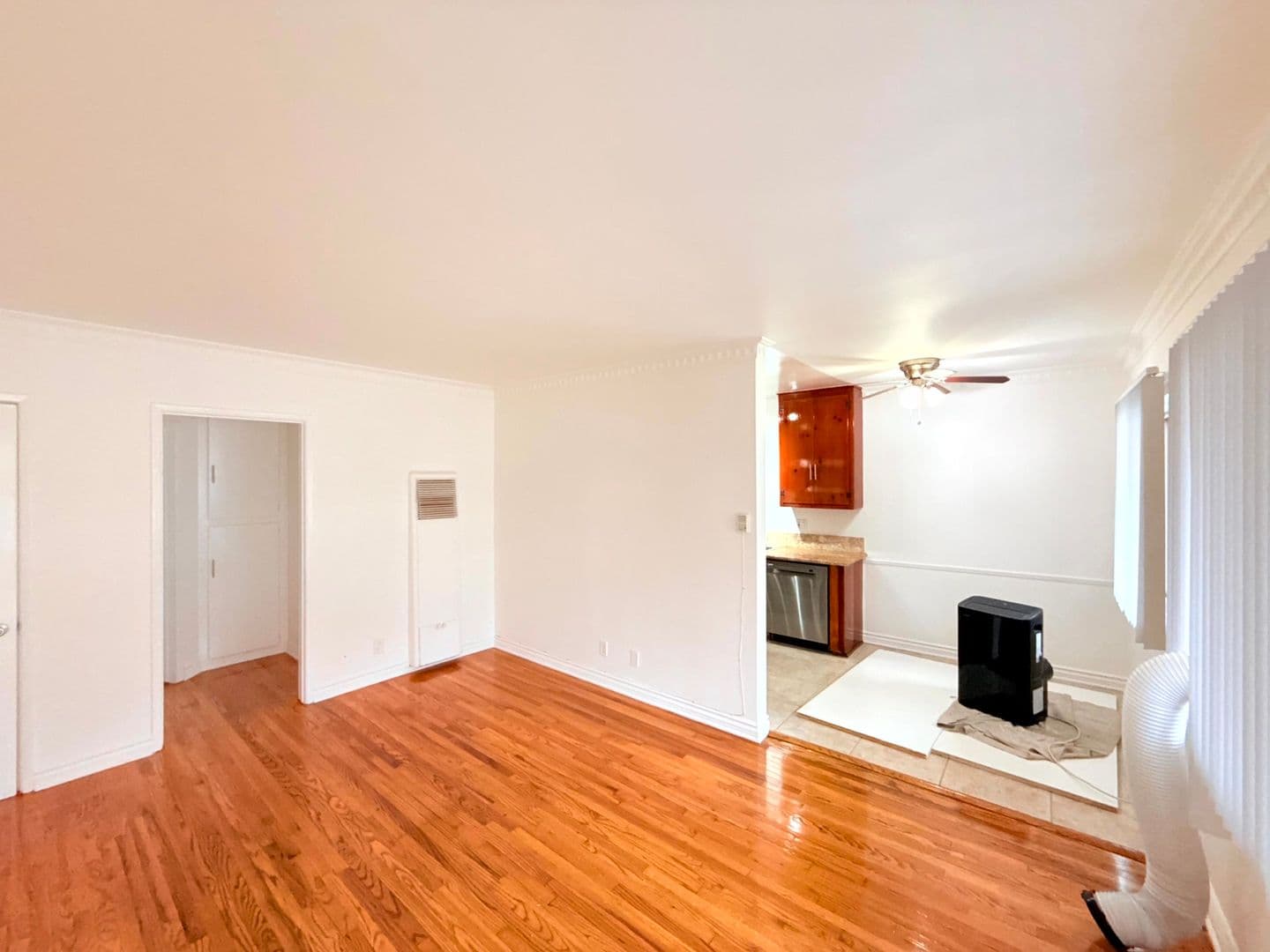 Los Angeles Apartment: 6543 La Mirada Avenue
