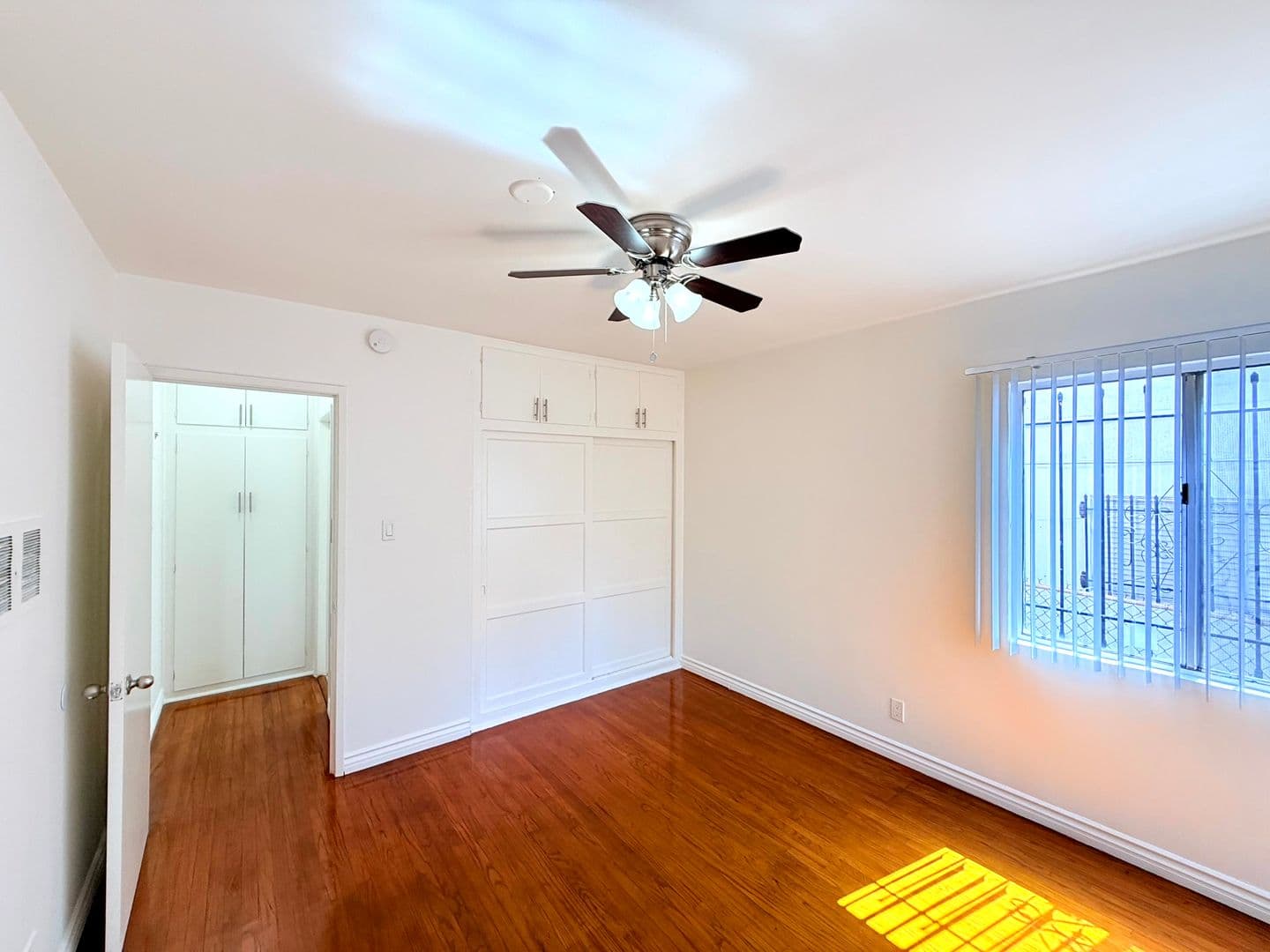 Los Angeles Apartment: 4948 Rosewood Avenue