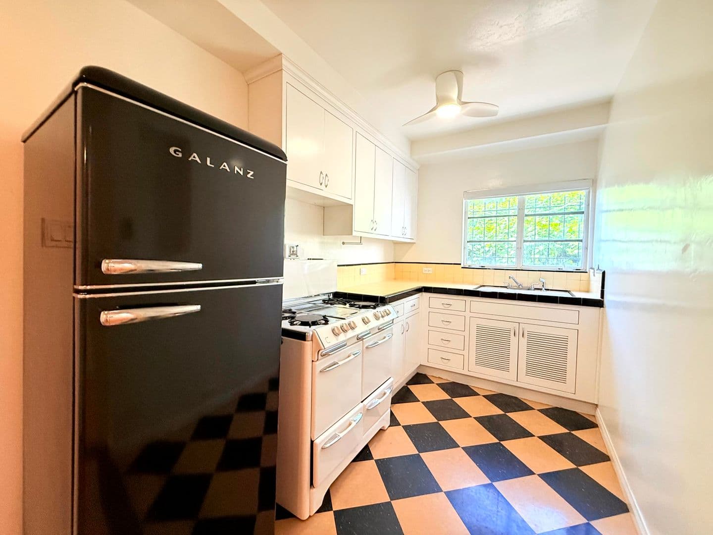 Los Angeles Apartment: 3919 W. 8th Street