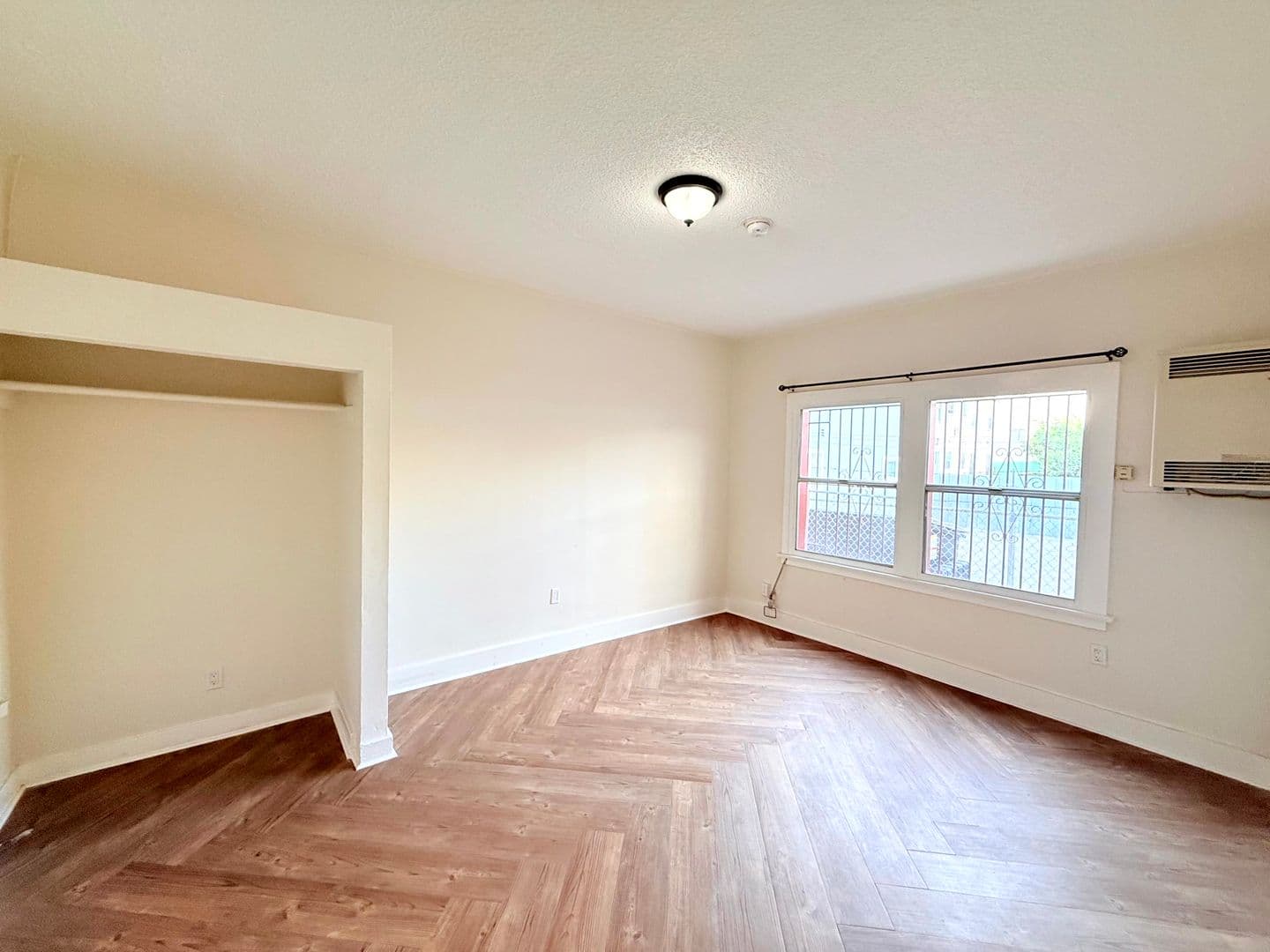 Los Angeles Apartment: 1614 N. Kenmore Avenue