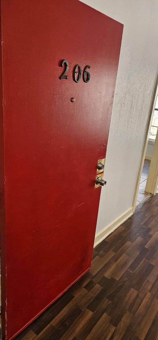 Los Angeles Apartment: 2651 Manhattan Place