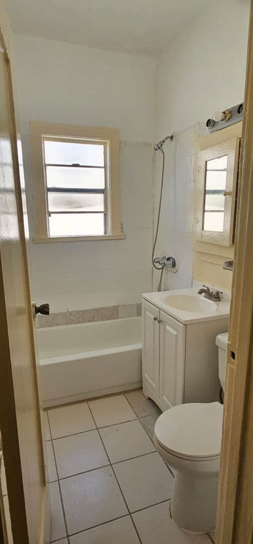 Los Angeles Apartment: 2651 Manhattan Place