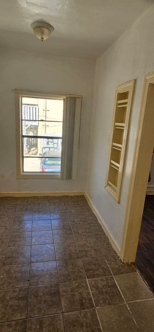 Los Angeles Apartment: 2651 Manhattan Place