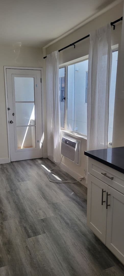 Los Angeles Apartment: Hayworth