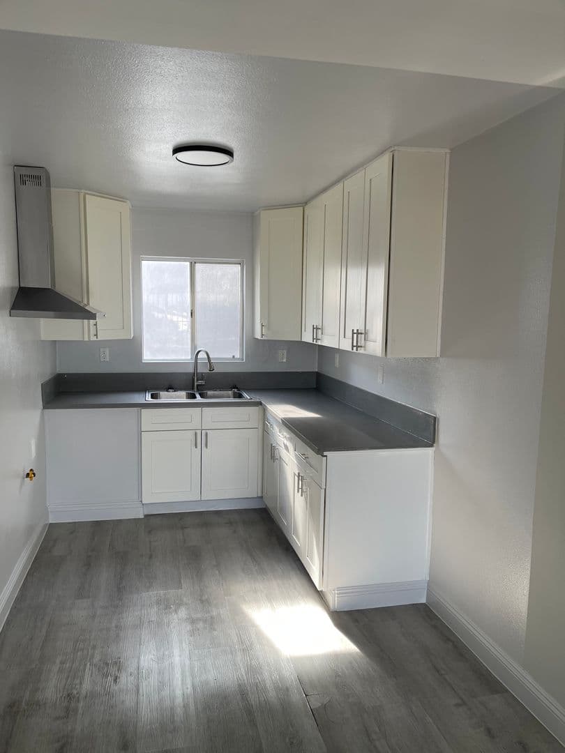 Los Angeles Apartment: 832 W. 81st Street