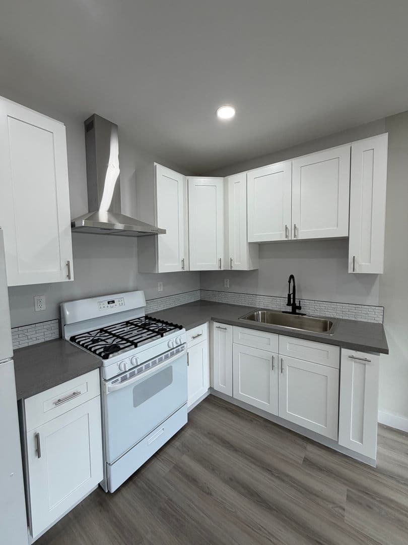 Los Angeles Apartment: 611 W. 46th Street