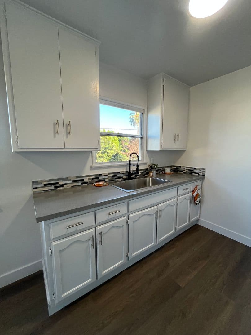Los Angeles Apartment: 3965 S. Normandie Avenue