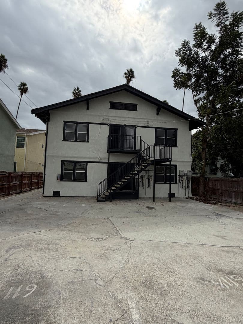 Los Angeles Apartment: 611 W. 46th Street
