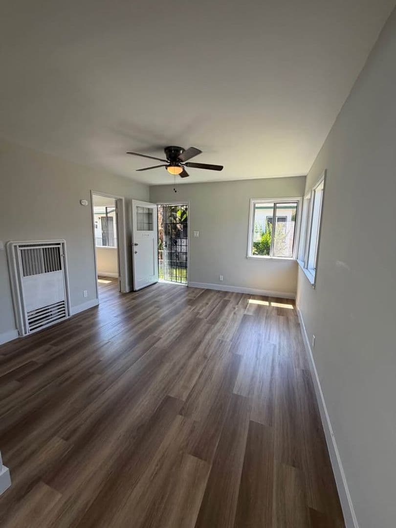 Los Angeles Apartment: 6717 S. Brynhurst Avenue