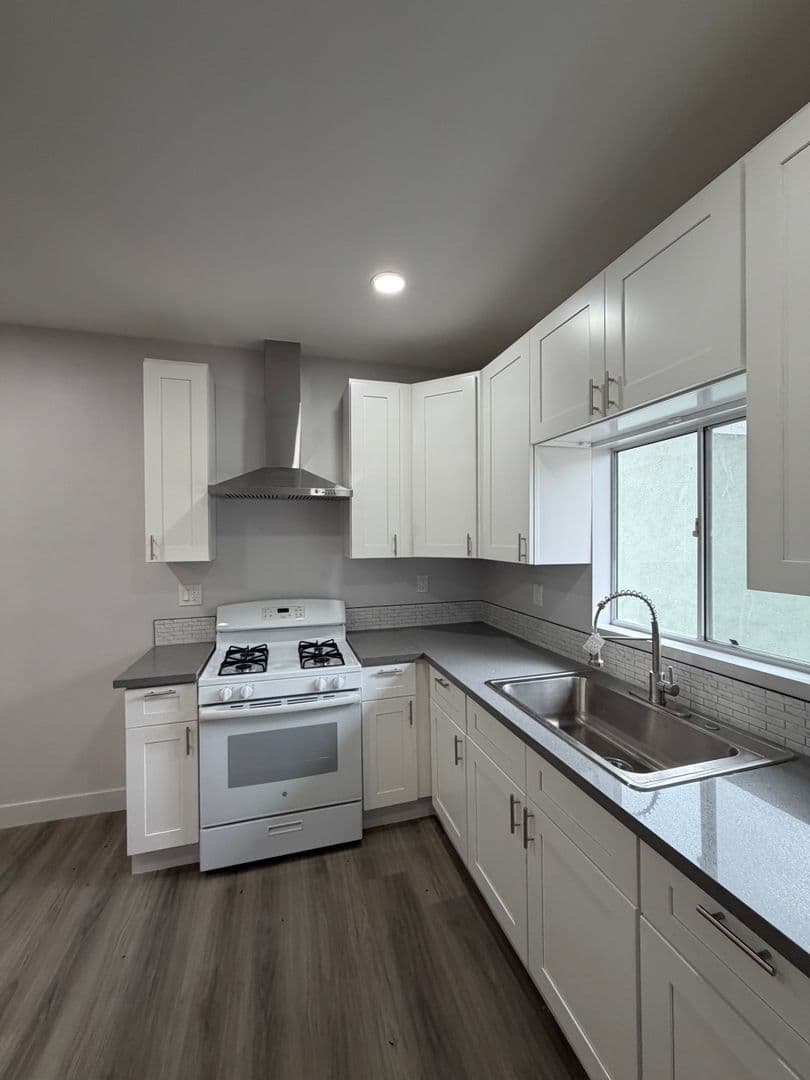 Los Angeles Apartment: 611 W. 46th Street