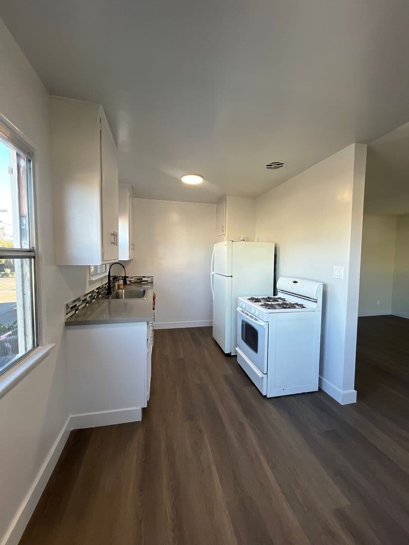 Los Angeles Apartment: 3965 S. Normandie Avenue