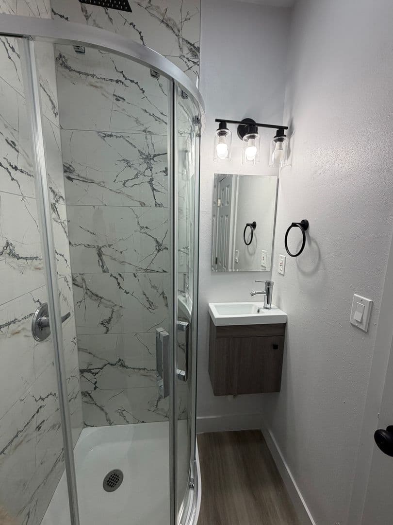 Los Angeles Apartment: 611 W. 46th Street