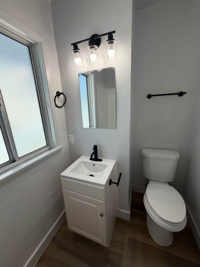 Los Angeles Apartment: 6717 S. Brynhurst Avenue