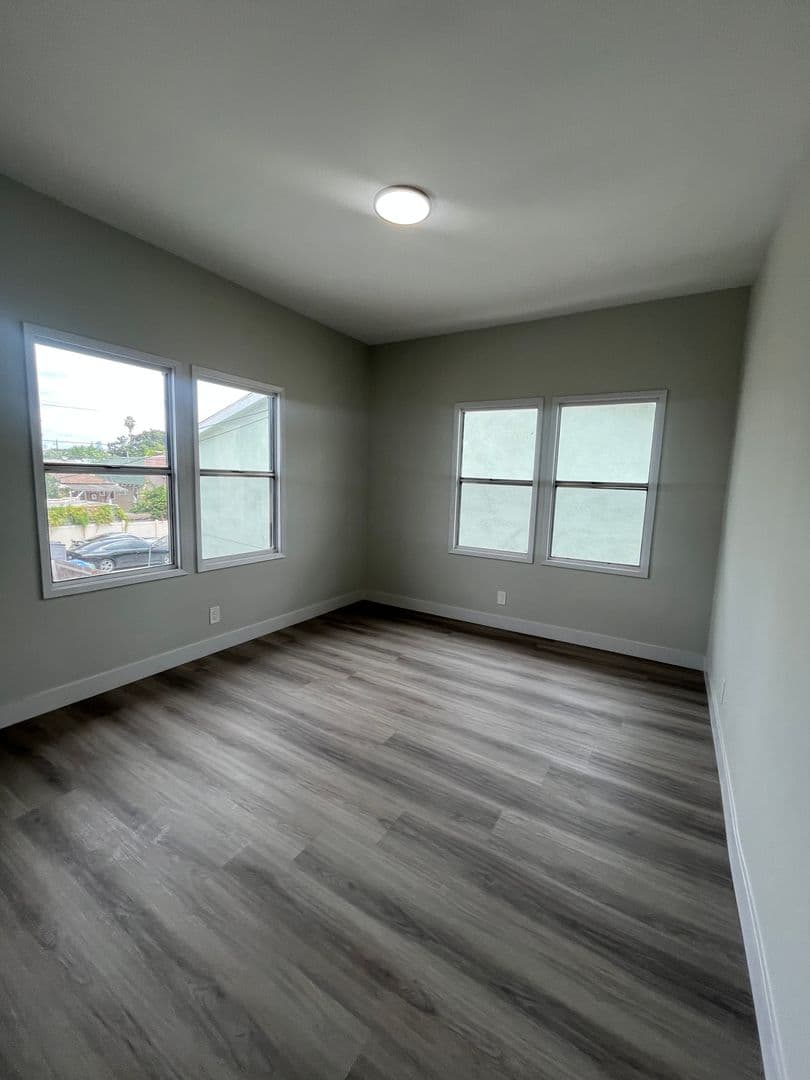 Los Angeles Apartment: 611 W. 46th Street