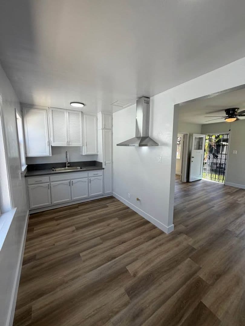 Los Angeles Apartment: 6717 S. Brynhurst Avenue