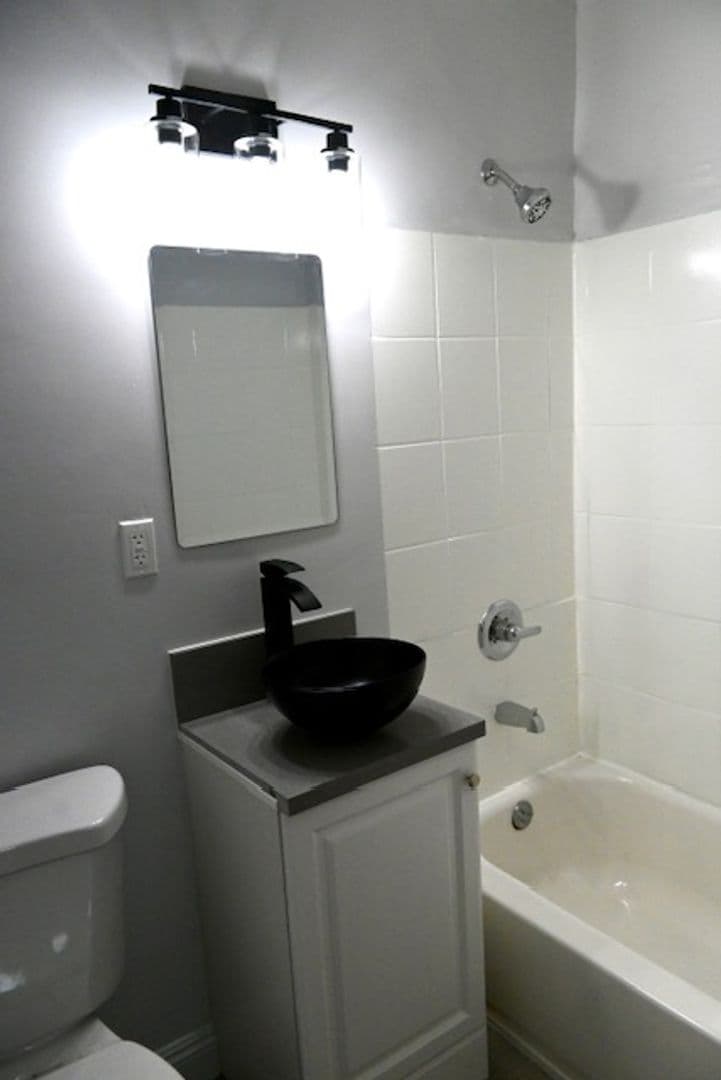 Los Angeles Apartment: 609 W. 94th Street