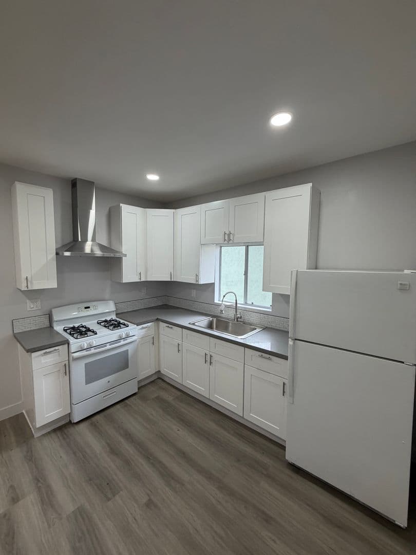 Los Angeles Apartment: 611 W. 46th Street