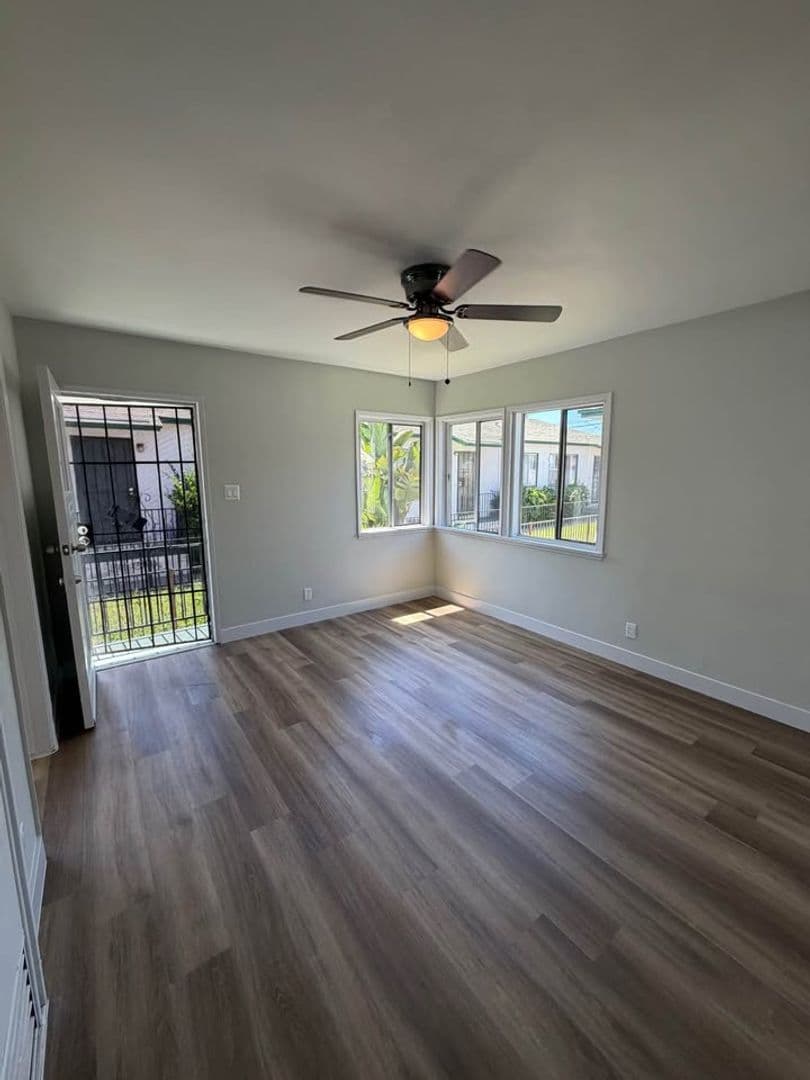 Los Angeles Apartment: 6717 S. Brynhurst Avenue