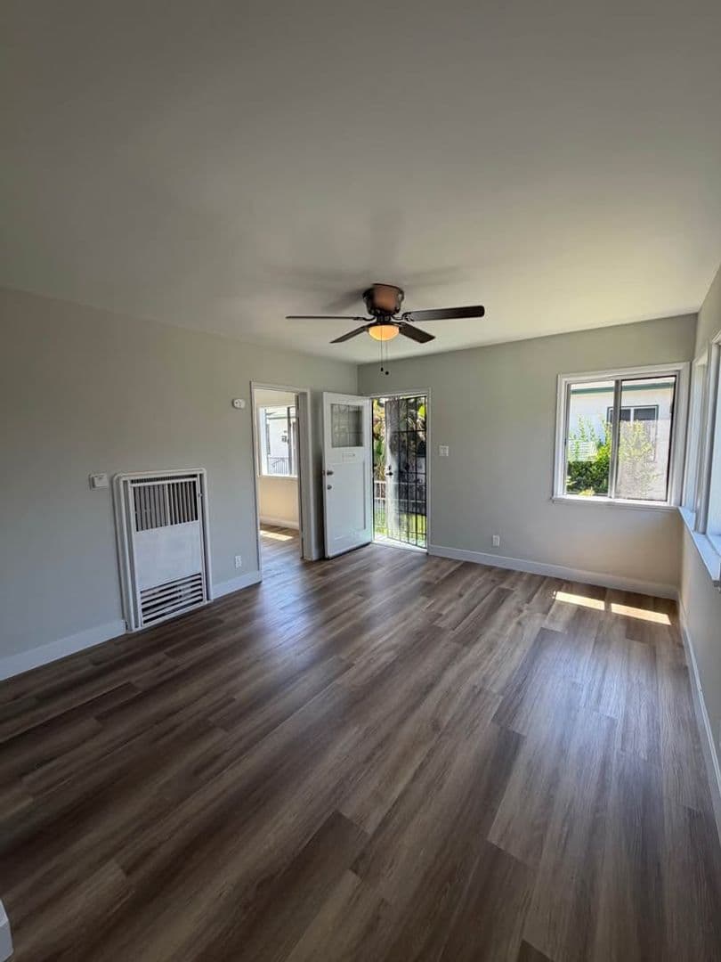 Los Angeles Apartment: 6717 S. Brynhurst Avenue