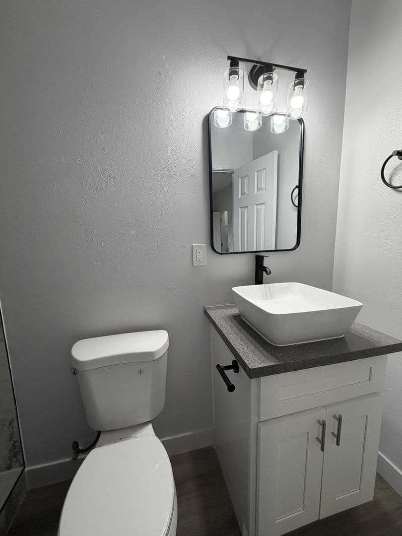Los Angeles Apartment: 611 W. 46th Street