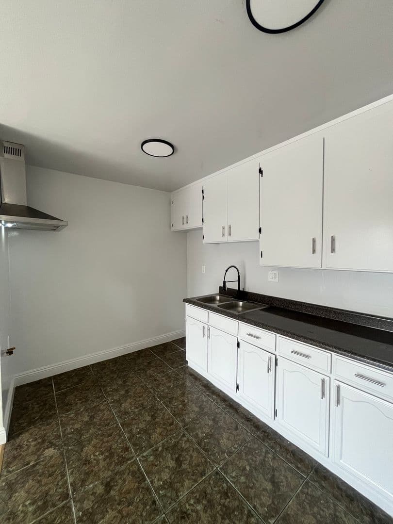 Los Angeles Apartment: 3511 W. 15th Street