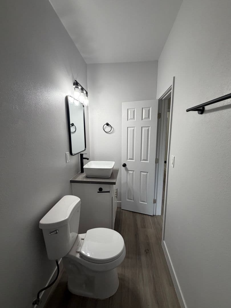 Los Angeles Apartment: 611 W. 46th Street