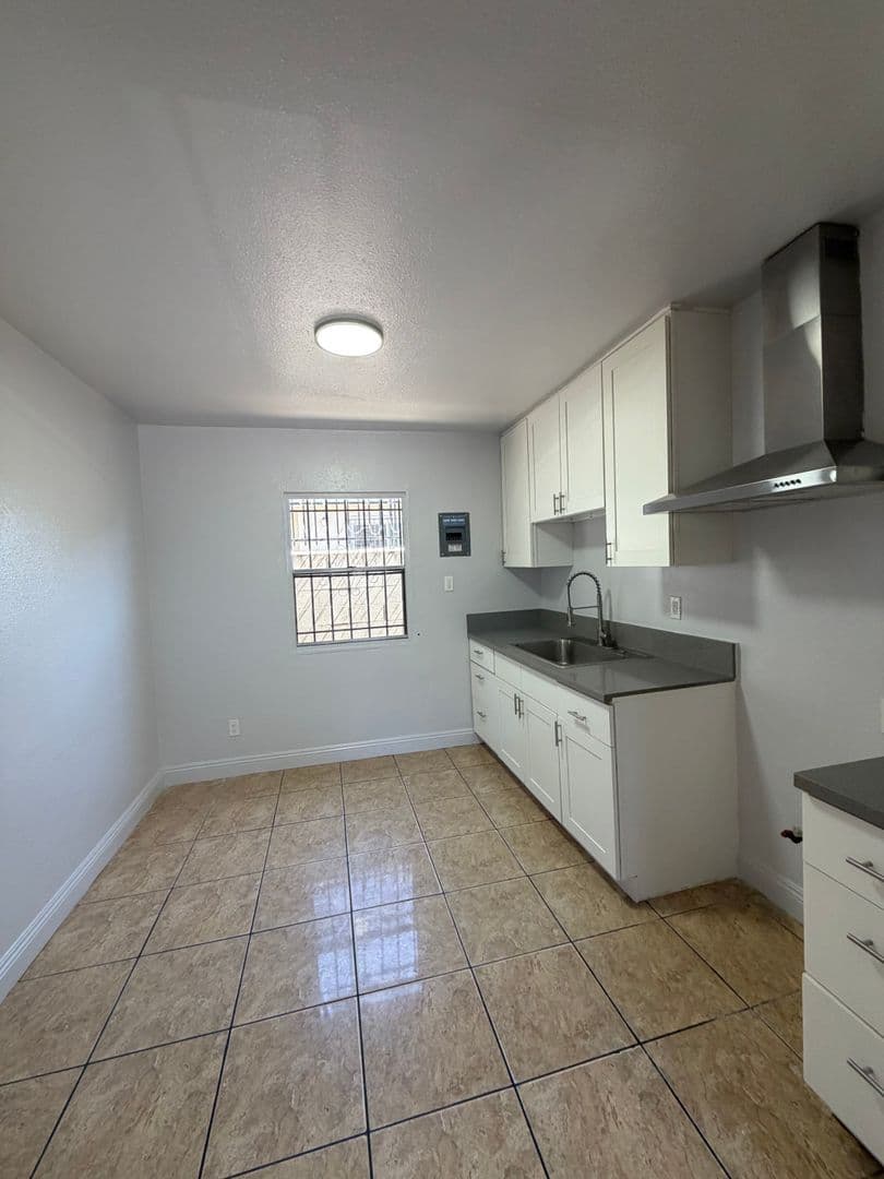 Los Angeles Apartment: 1338 W. 57th Street