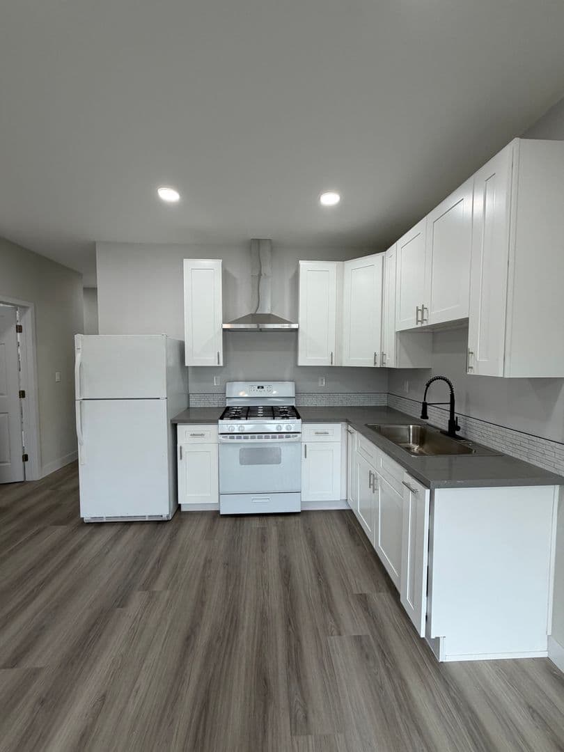 Los Angeles Apartment: 611 W. 46th Street